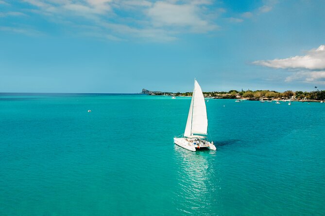 3 North Islands Catamaran Cruise with Lunch & Drinks on island. - Coin de Mire: the best water stop, when the sea allows