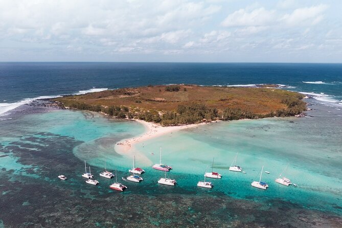 3 North Islands Catamaran Cruise with Lunch & Drinks on island. - Barbecue lunch, drinks, and the social side of the day
