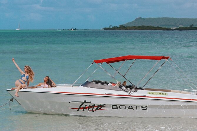 5 island tour all inclusive with Ile aux cerfs and snorkeling - A busy morning on Mauritius waters