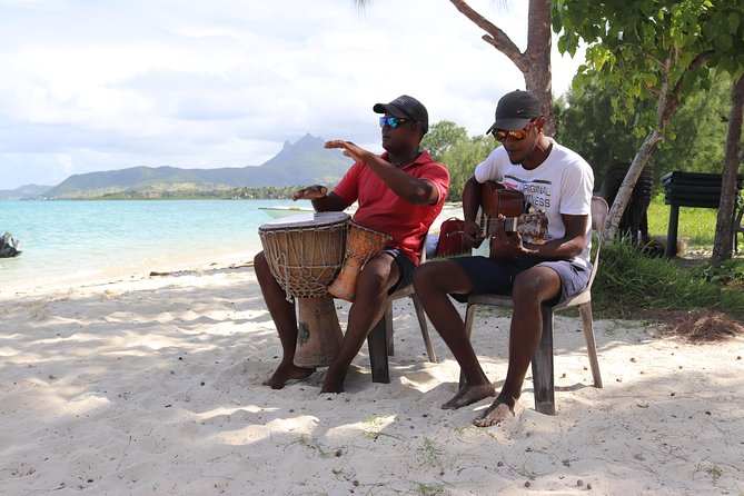 5 island tour all inclusive with Ile aux cerfs and snorkeling - Blue Bay snorkeling with fish below the boat