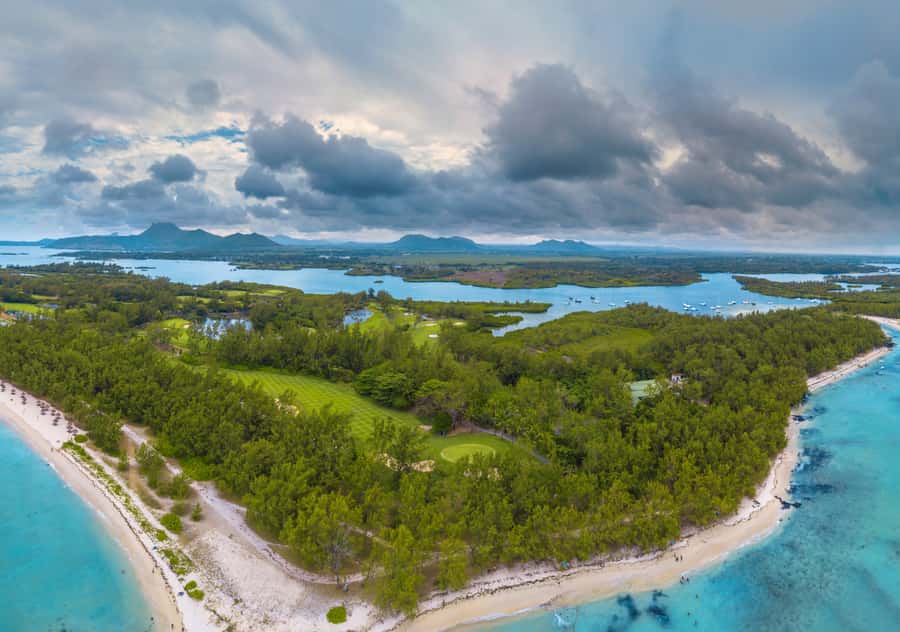 5 Islands Boat Trip, Snorkeling and Lunch on Ile aux Cerfs - Lunch, drinks, and the social side of the boat