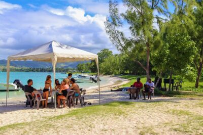 5 Islands Speedboat Cruise incl. Snorkeling in Blue Bay + Lunch at Ile aux Cerfs