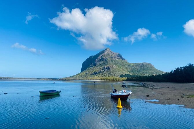 All Inclusive Full Day Tour: Chamarel Rhumrie,7-Coloured & Lunch - Monkeys and forest views in Black River Gorges