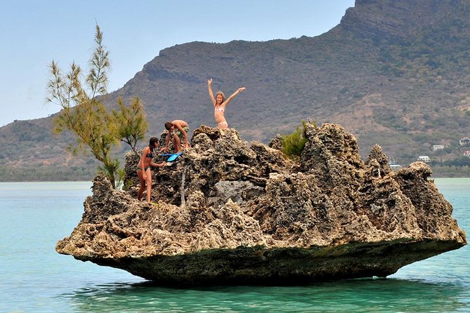 Catamaran Cruise to Ile Aux Bénitiers: Dolphin watch, Crystal Rock & Transfer - Catamaran comfort, facilities, and the fine print