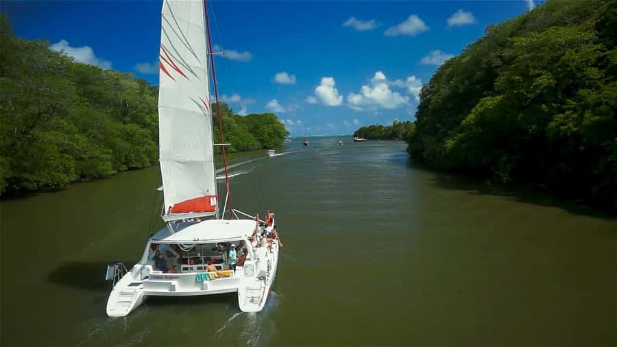 Catamaran cruise to Ile aux Cerfs from Pointe Jerome - Setting out from Pointe Jerome at 9:00