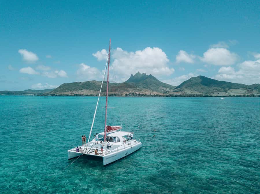 Catamaran cruise to Ile aux Cerfs from Pointe Jerome - The return sail to Pointe Jerome