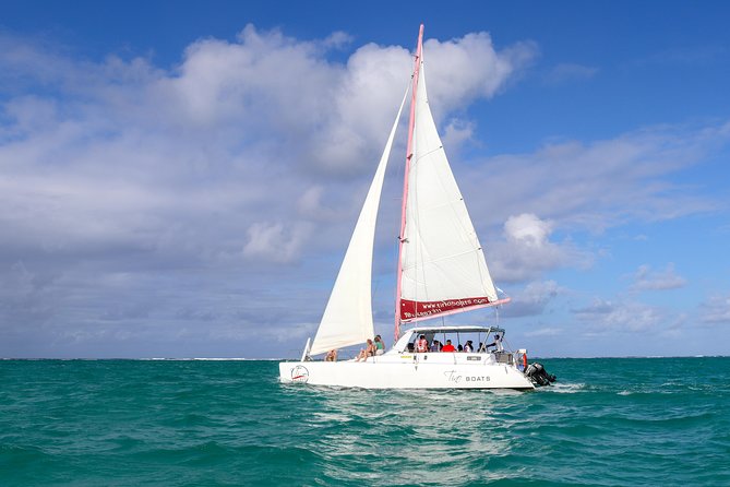 Catamaran cruise to Ile aux cerfs with bbq lunch - Clear lagoon water and a relaxed snorkeling stop