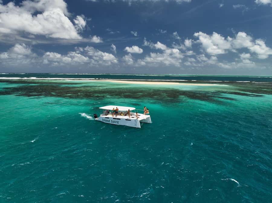 Catamaran Mauritius: South East 5 Islands Catamaran Cruises - Food, drinks, and the rhythm of the day