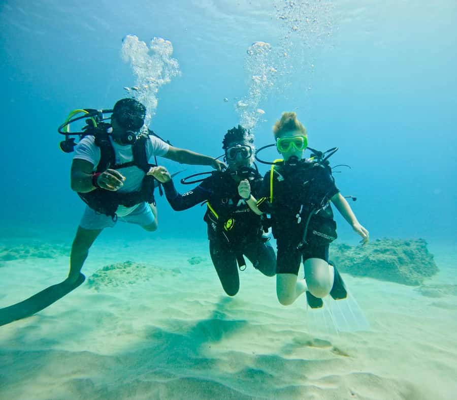 DISCOVER SCUBA DIVING IN LEMORNE with EasydiveMauritius - What your instructor does for you