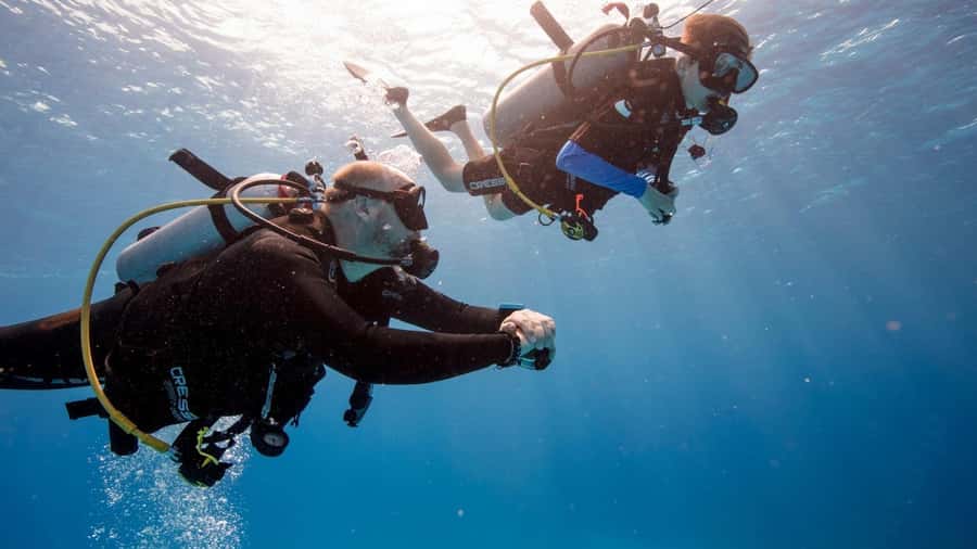 DISCOVER SCUBA DIVING IN LEMORNE with EasydiveMauritius - Boarding the boat for the sea session