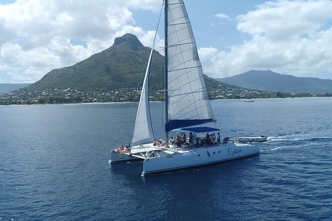 Full Day Catamaran Cruise on shared basis to Bénitiers Island - Barbecue lunch beside Crystal Rock