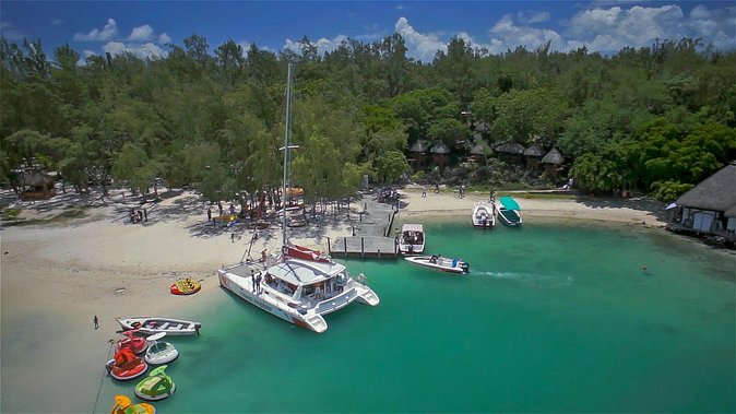 Full-Day Catamaran Cruise to Île aux Cerfs with BBQ Lunch - Parasailing and extra activities