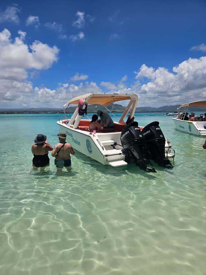 FULL-DAY CATASPEED - East Lagoon cruise including transfer. - Ile aux Cerfs: beautiful, popular, and not always pristine