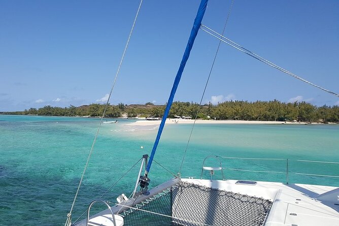 Full-Day Northern Catamaran Cruise: Coin de Mire and Ile Plate Island - The return sail to Grand Bay