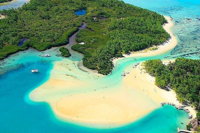 Full Day Shared Speed Boat in Ile Aux Cerfs Lunch & Transfer incl - A three-course BBQ lunch with halal choices