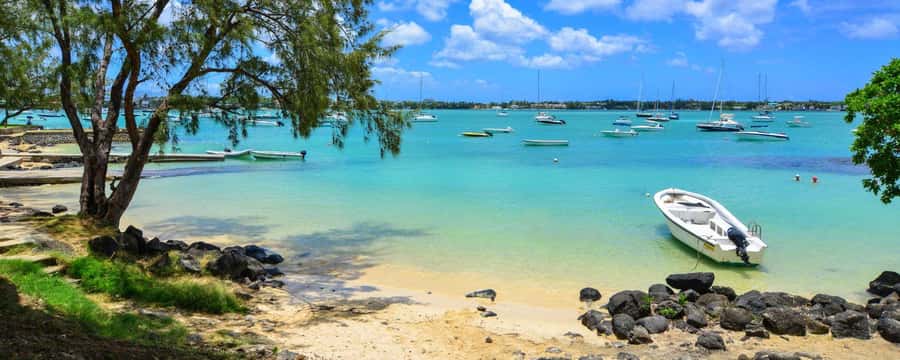 GBaie: 3 North Islands Cruise, Lunch & CoindeMire Snorkeling - Sailing north from Mauritius for seven hours
