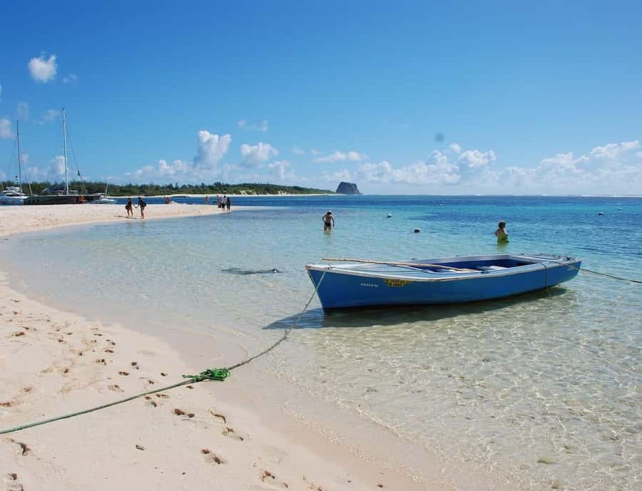 GBaie: 3 North Islands Cruise, Lunch & CoindeMire Snorkeling - BBQ lunch on the catamaran