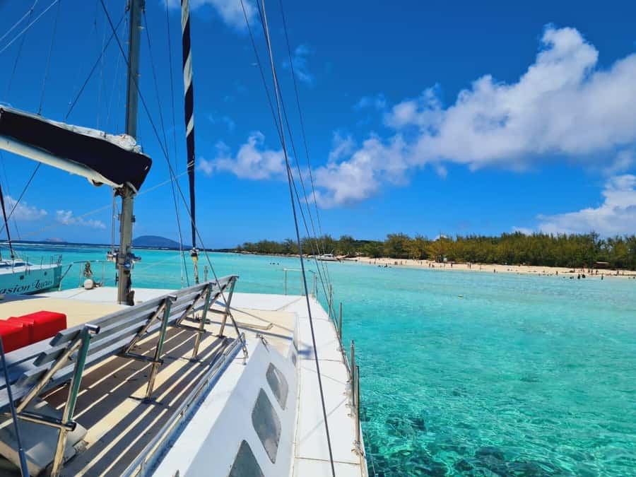 GBaie: 3 North Islands Cruise, Lunch & CoindeMire Snorkeling - Ile Plate and the first island break