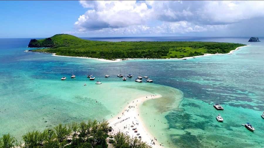 Grand Baie: Catamaran 3 Islands Cruise & Lunch on the Island - Ilot Gabriel: a short first island visit
