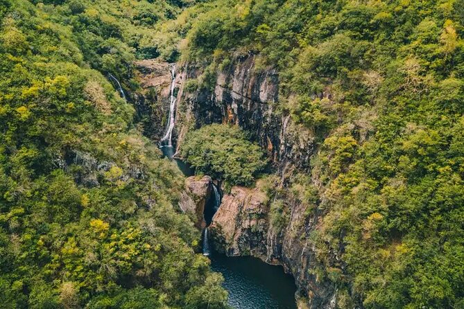Half Day Hike to Seven Waterfalls in Mauritius - First waterfall: getting your bearings