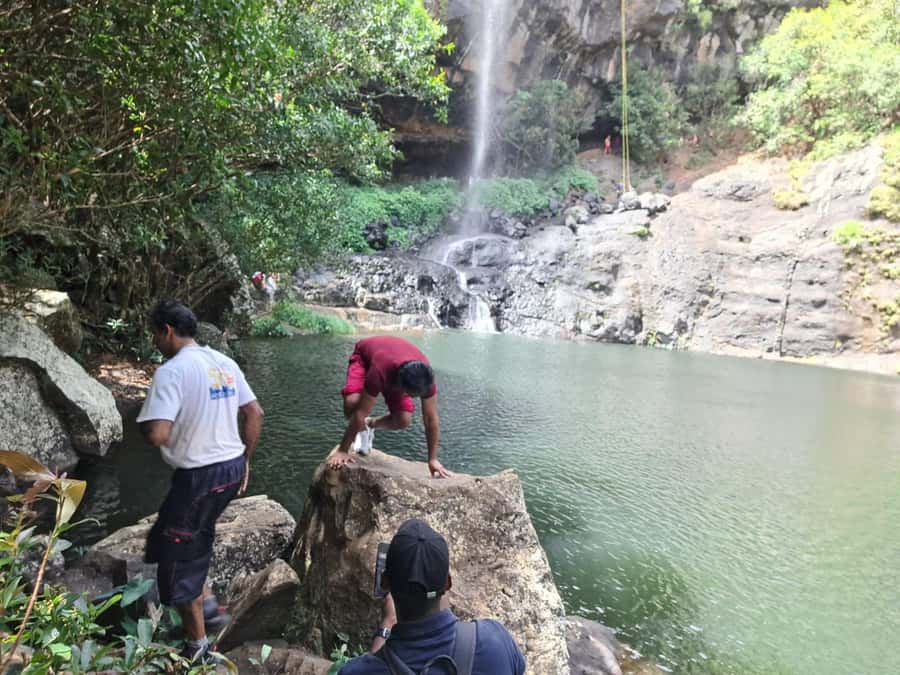 Henrietta: Hiking at the Tamarind Waterfalls - Getting behind the Tamarind cascades