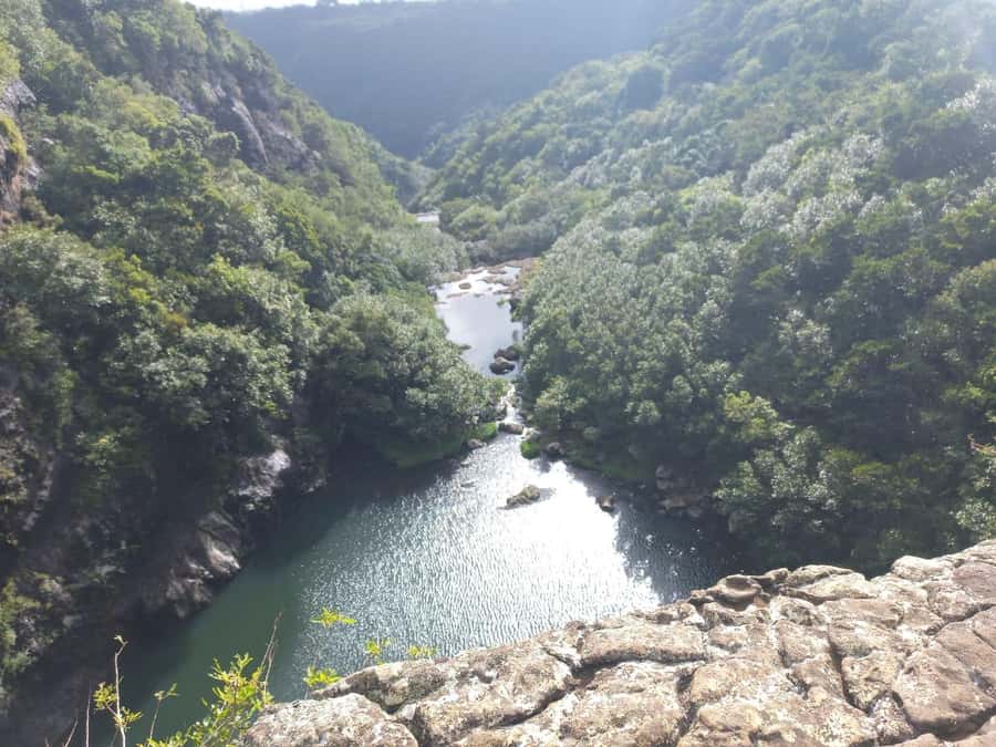 Henrietta: Hiking at the Tamarind Waterfalls - The first 600 meters beside the river