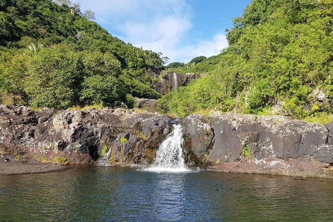 Hiking Trip Full-Day: The Magnificent 7 Waterfalls Sept Cascades including Lunch - Seven Cascades from the lower pools to the upper views