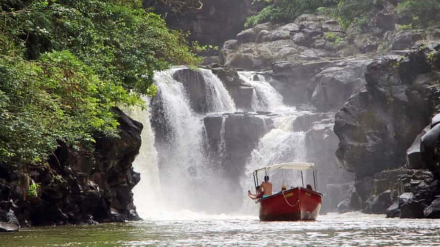 Ile Aux Cerfs Catamaran Trip w/ Lunch, Drinks & Transfer - What the $115 price really covers