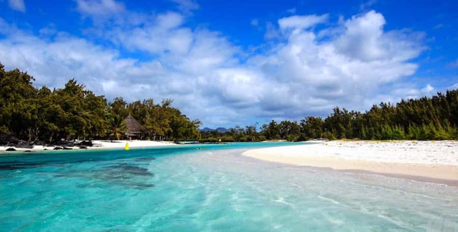 Ile aux Cerfs: Island & Waterfall Speedboat Tour with Lunch - Returning to the right boat