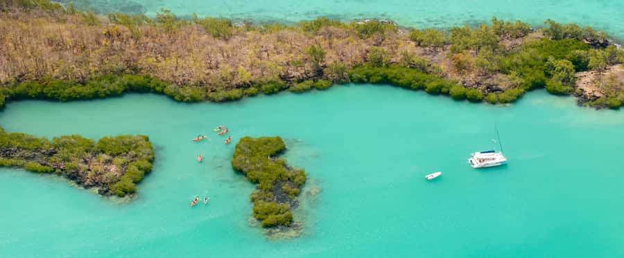 Ile d Ambre Kayaking - Walking across the island to its old ruins