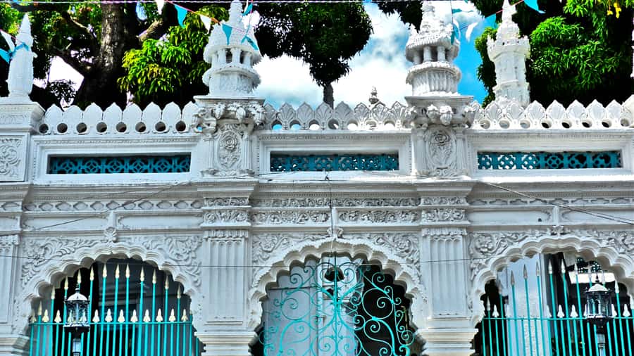 Insta-Worthy City Tour: Unveil Picture-Perfect Spots - Wall art that gives the walk its color