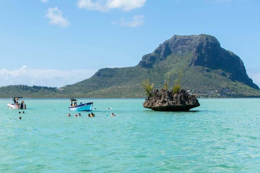 La Preneuse: Dolphin Watching and Snorkeling Speedboat Tour - Snorkeling in the lagoon