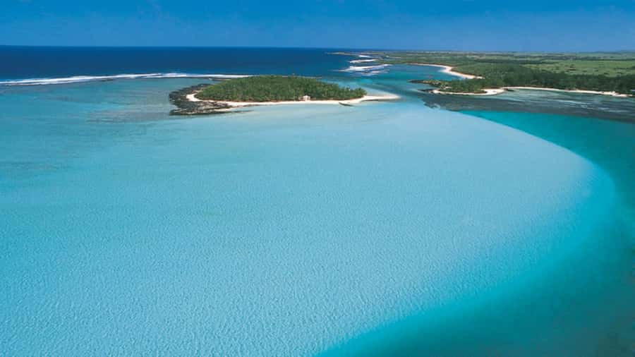 Mahebourg: L'île des Deux Cocos Island Boat Tour with Lunch - Who should book this island day?