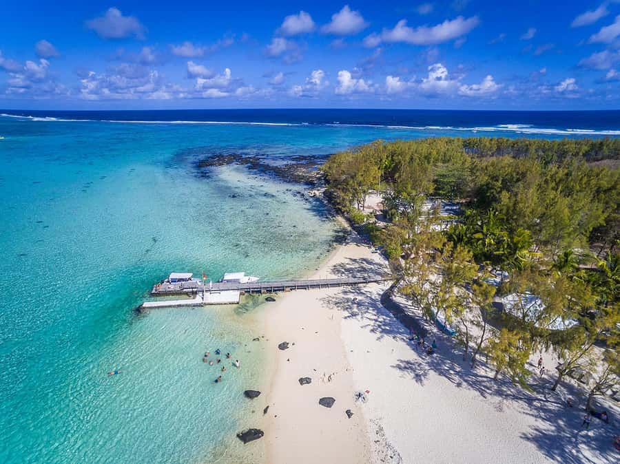 Mahebourg: L'île des Deux Cocos Island Boat Tour with Lunch - A small island with a big holiday feel
