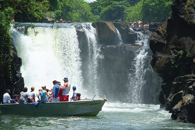 Mauritius : Full day All inclusive Ile aux cerfs Catamaran cruise - Halal breakfast, barbecue lunch, and open bar service