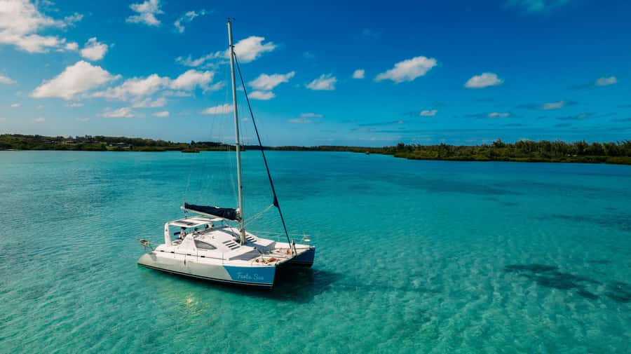 Mauritius: Private Catamaran Tour to île aux Cerfs - Cruising toward île aux Cerfs