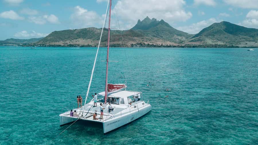 Mauritius: Private Catamaran Tour to île aux Cerfs - Meeting the boat at Chez Tino Restaurant