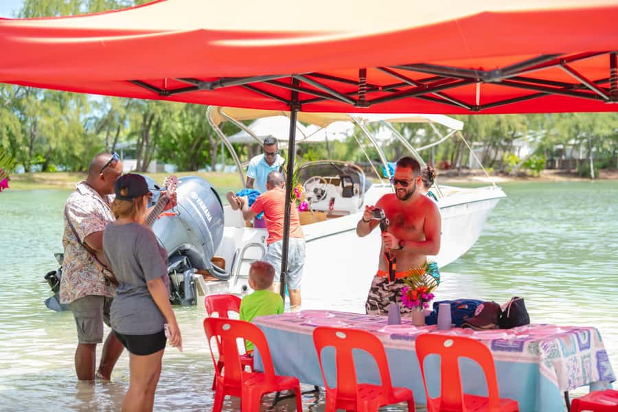 Mauritius: Speedboat Ile aux Cerfs, GRSE Waterfall, BBQ, Bar - A fast start from Cabane du pêcheur