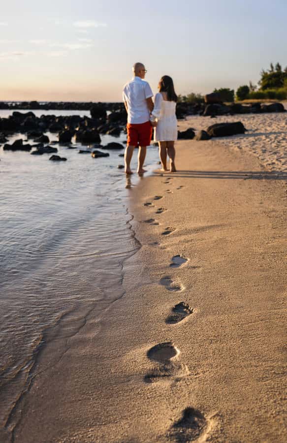 Mauritius: Sunset photoshoot (Honeymoon/family shoots) - The first 10 minutes: a useful posing lesson