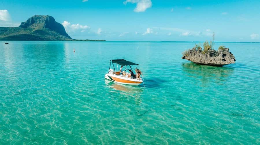 Mauritius: Swim with Dolphins Full-Day with Lunch/Drinks - What the $96 price really includes