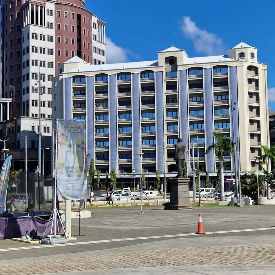 Port Louis: City Tour with Street Food Tasting - Government buildings and the story of modern Mauritius