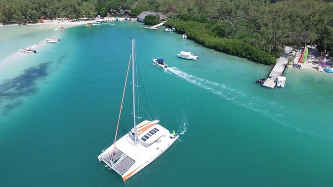 Private Charter Full Day Cruise: Île aux Cerfs - Why this private catamaran works well for a group