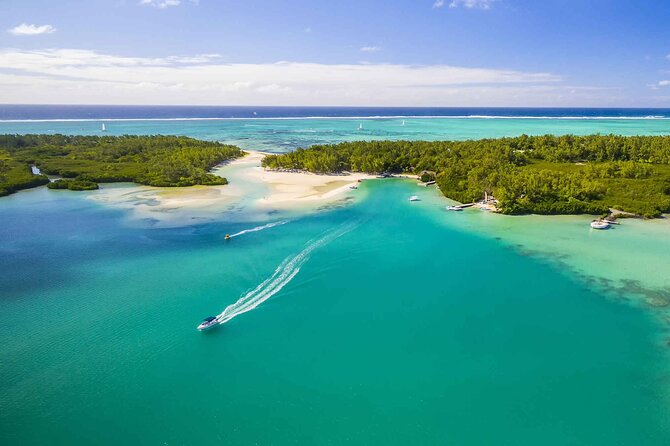 Private speed boat to Ile aux Cerfs full-day Incl: Lunch & Transfer - Speeding east from Trou d’eau Douce