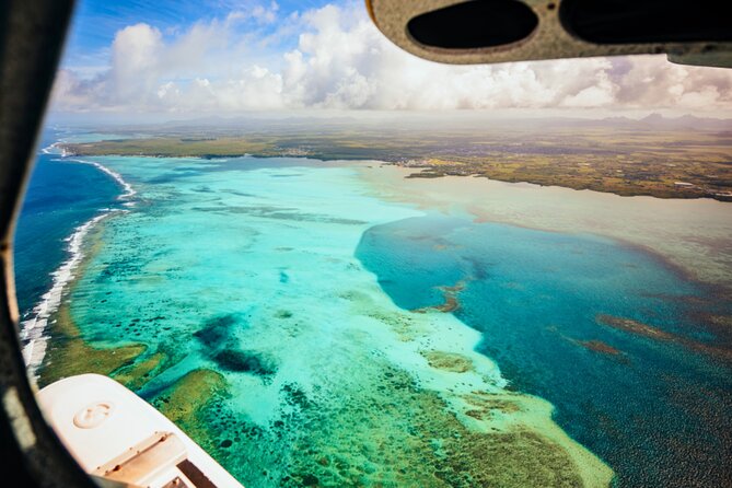 Seaplane Tours over the turquoise lagoon of the East of Mauritius - Taking off from the east coast lagoon