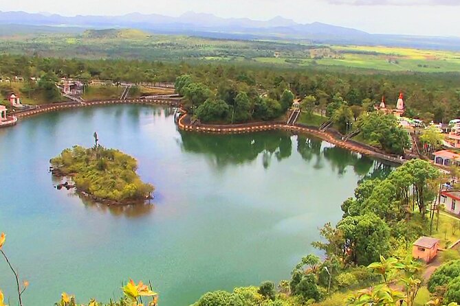 Southern Tales: Full-day incl Crocodile Park & 23 Colored Earth - Chamouny waterfall and the Souillac lunch stop