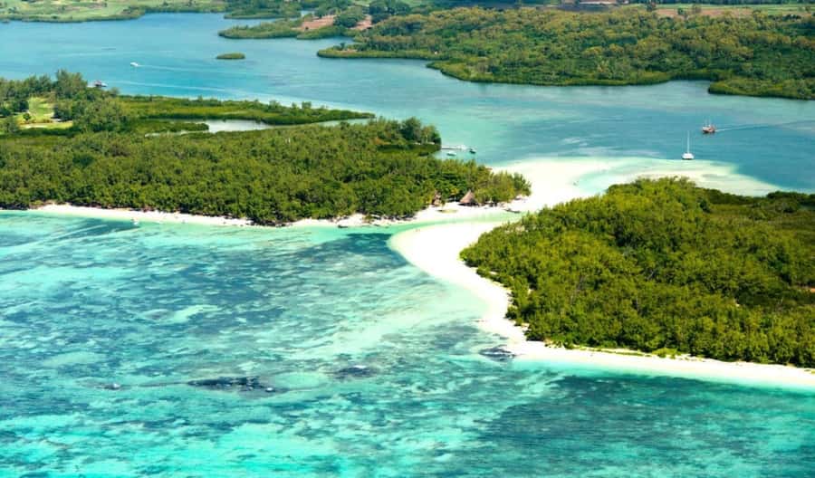 Speed boat to Ile aux Cerfs: Full day incl Lunch & Transfer - Speeding across the east coast lagoon