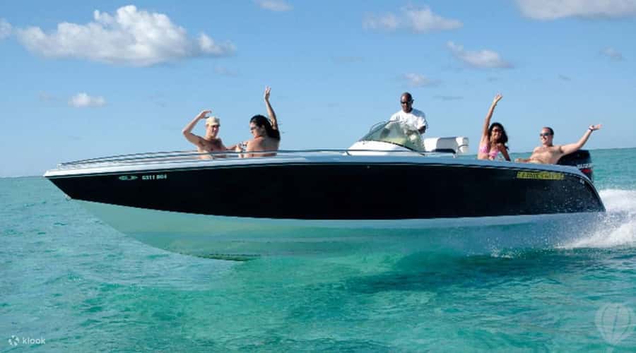Speedboat to Ile aux Benitier: Dolphin Encounter & Lunch - What the speedboat ride feels like