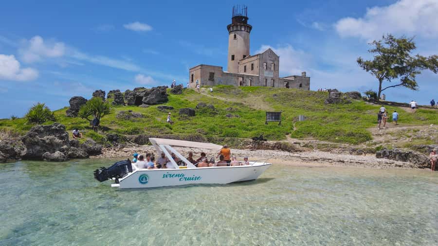 Trou d'Eau Douce: 5 Islands Tour with Snorkeling and BBQ - Guides, music, and the group atmosphere