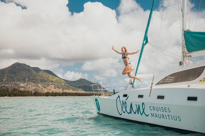 WEST Shared Cruise : OCÉANE Full Day Catamaran Ile aux Bénitiers - Crystal Rock, a postcard stop with little time