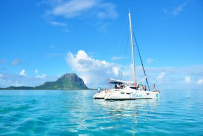WEST Shared Cruise : OCÉANE Full Day Catamaran Ile aux Bénitiers